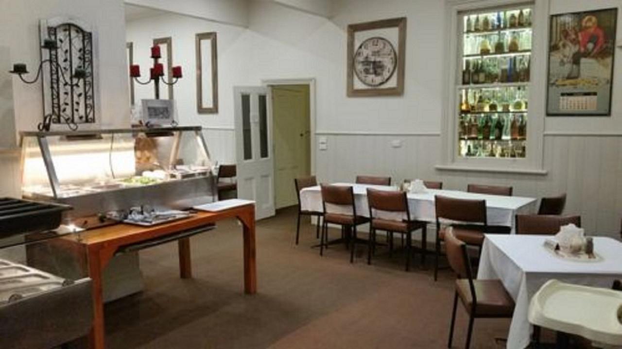 Royal Hotel Snake Valley Bagian luar foto